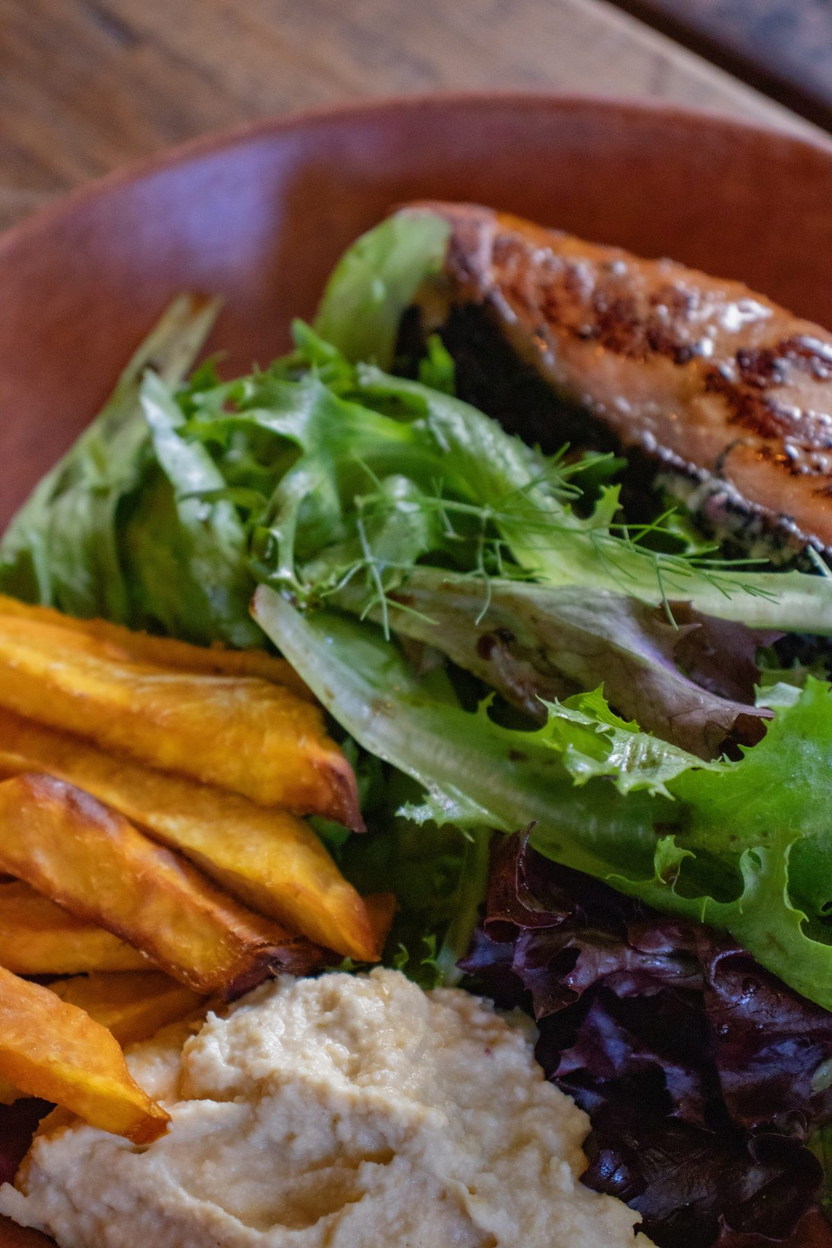 Salmón teriyaki con lechugas asadas y papas de camote